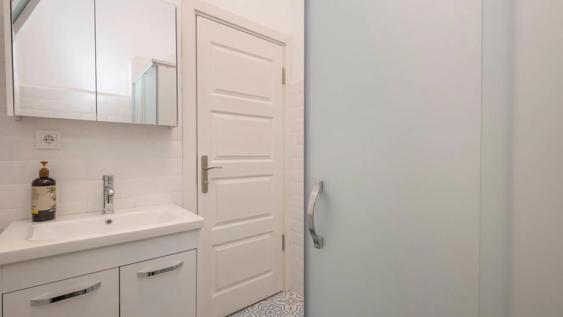 דירה איסטמבול Hip Waterfront Apt With A Striking View