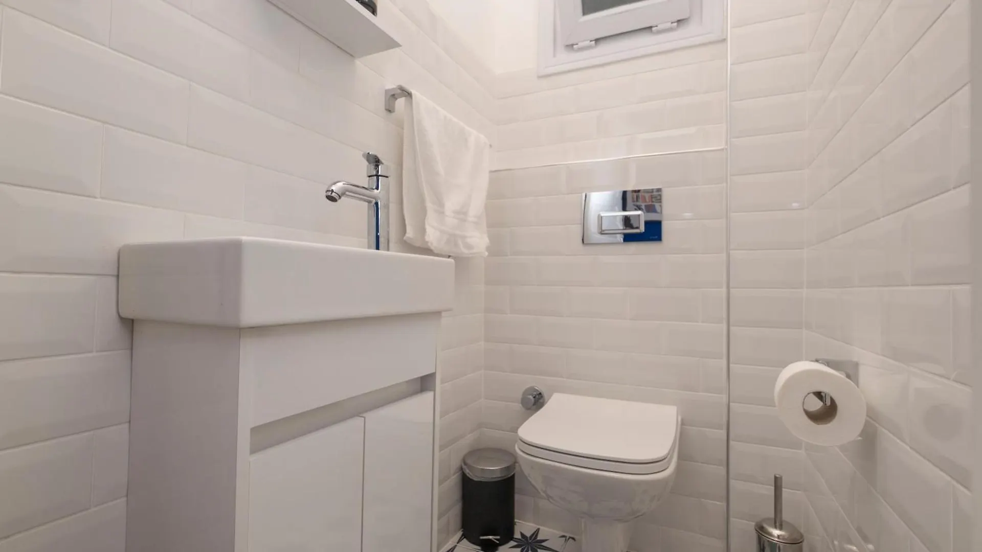 דירה איסטמבול Hip Waterfront Apt With A Striking View טורקיה