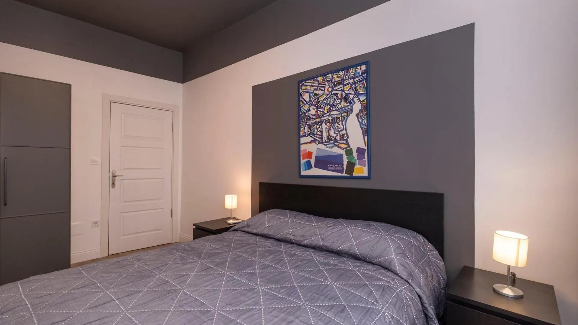 דירה איסטמבול Hip Waterfront Apt With A Striking View