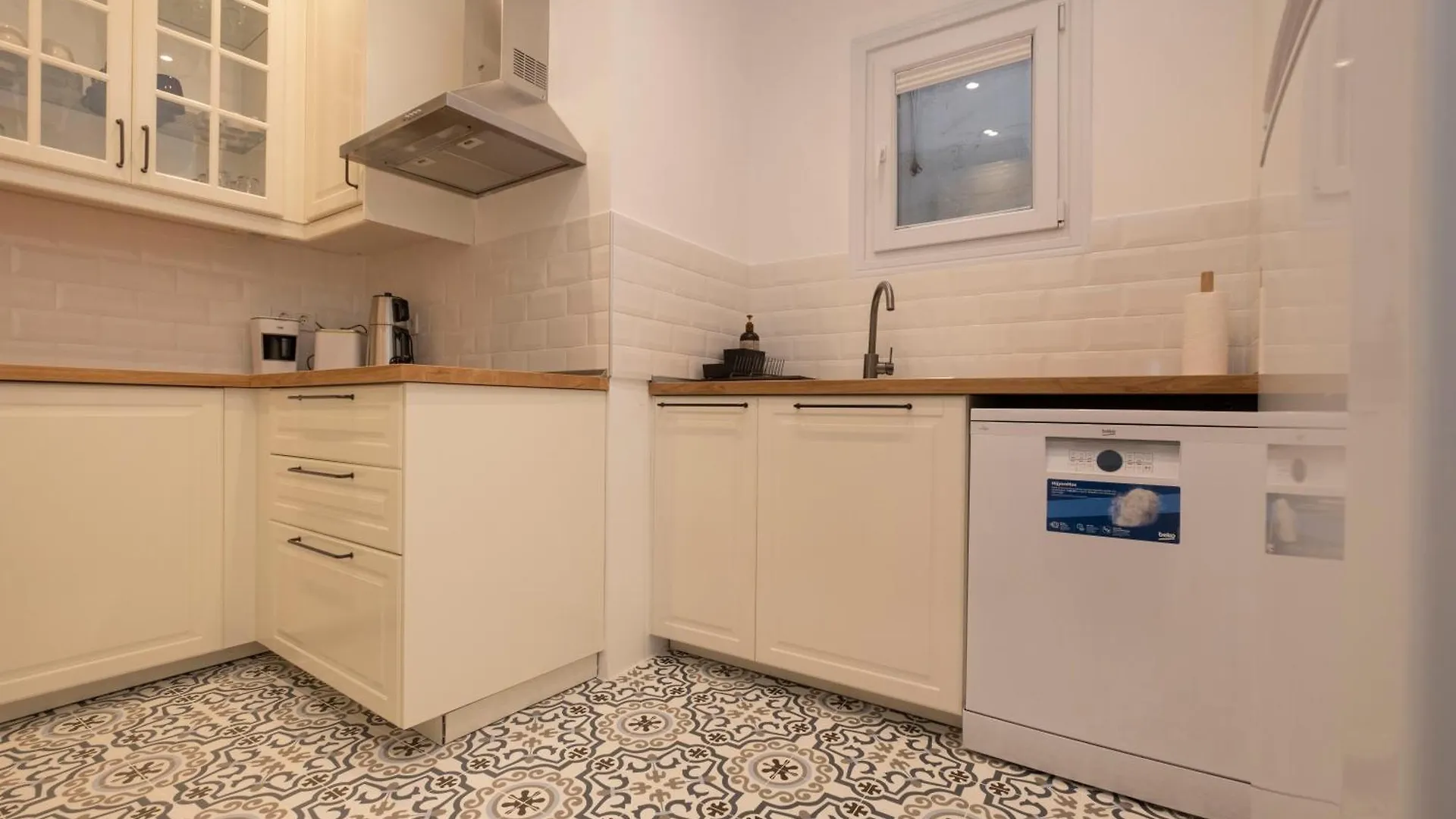 דירה איסטמבול Hip Waterfront Apt With A Striking View