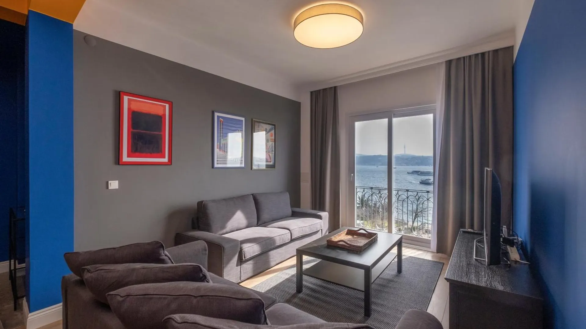 Hip Waterfront Apt With A Striking View location